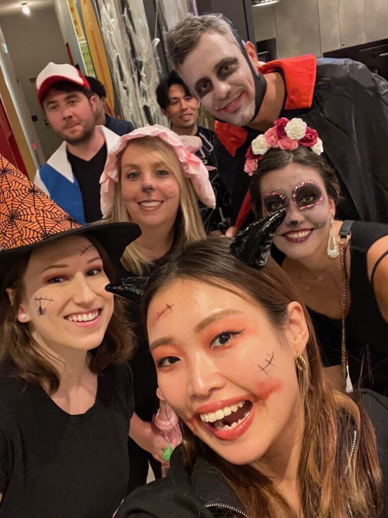 Personas sonrientes disfrazadas para Halloween en Fukuoka, Japón
