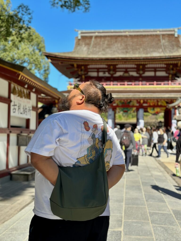 Hombre mirando un sitio histórico en Fukuoka, Japón