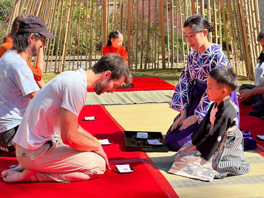 Personas arrodilladas con vestimenta tradicional, Fukuoka, Japón